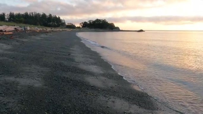 沿着海滩海岸线骑自行车的第一人称视角