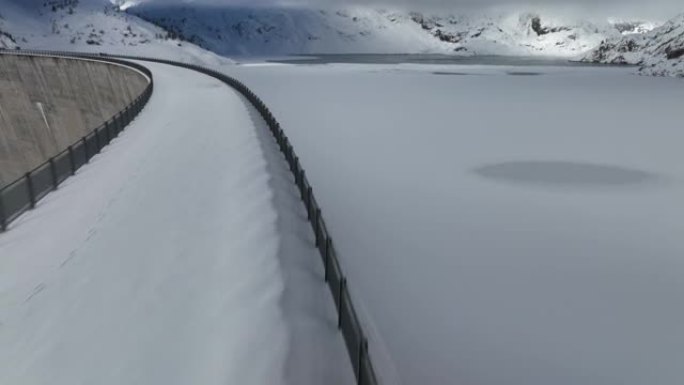 空中无人机拍摄了山区积雪覆盖的大坝