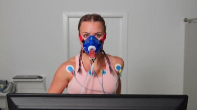DS女运动员在跑步机上进行肺功能测试