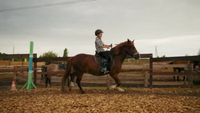 小女孩的运动爱好，孩子在小马俱乐部训练，在围场骑小马