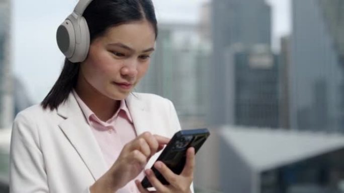 慢动作，上班族妇女下班后，在大城市通过耳机听音乐放松。