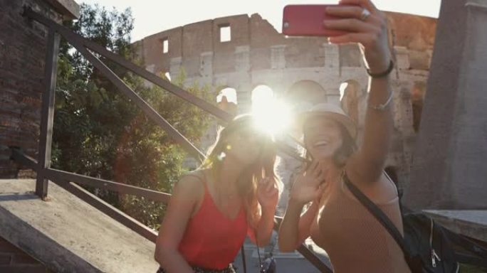夏季罗马的旅游女性: 体育馆