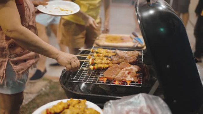 一群在家户外烧烤的朋友