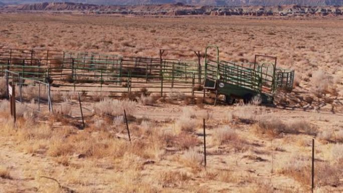 无人机飞越生锈的畜栏，飞往犹他州大野马梅萨荒野的地布林谷州立公园