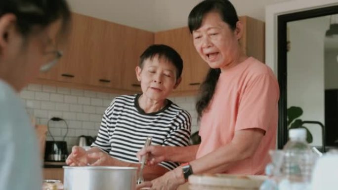 退休老师在她的学生之家教一些制作自制蛋糕的技巧。