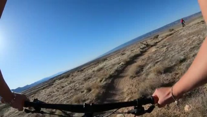遵循沙漠小径的山地自行车手的第一人称视角