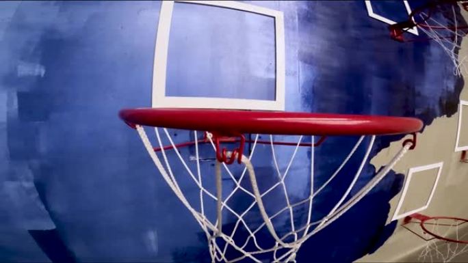 篮球场挂网白色篮球，墙上有不同的篮球，墨西哥