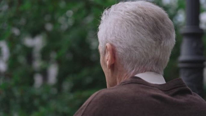 老年男性独自在公园休息，思考失去的青春，退休时间