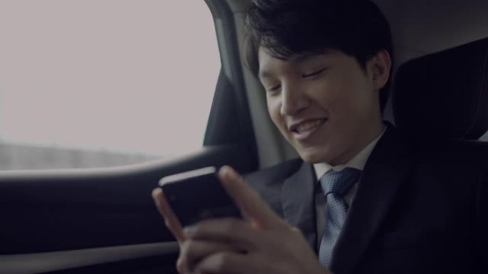 汽车商人在智能手机上发短信