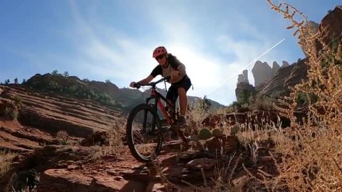 男性山地自行车手遵循艰难的沙漠路线