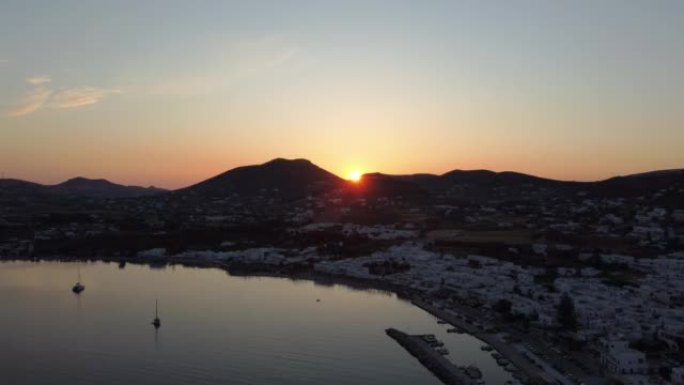 宁静的海洋、城镇和船坞的空中风景