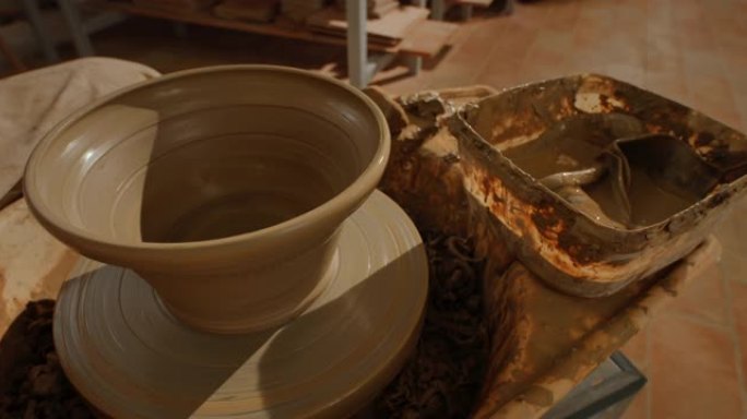 LD Potter在湿粘土碗上制作装饰雕刻