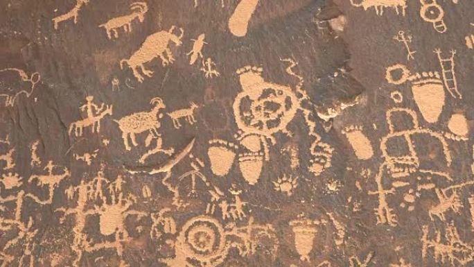 在犹他州的报纸岩石上俯仰古代美洲印第安人的绘画