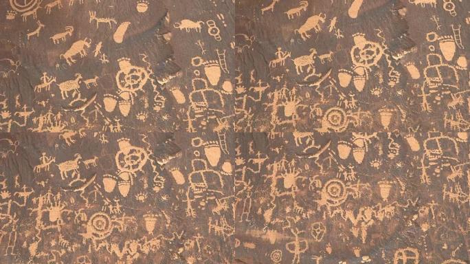 在犹他州的报纸岩石上俯仰古代美洲印第安人的绘画
