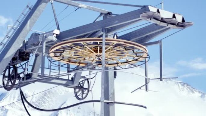 机械大环，带从山上的滑雪缆车上的电缆