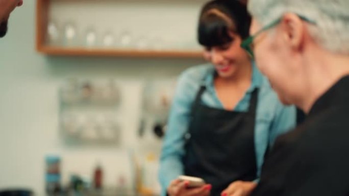 微笑的女人咖啡店员工咖啡师在咖啡馆工作