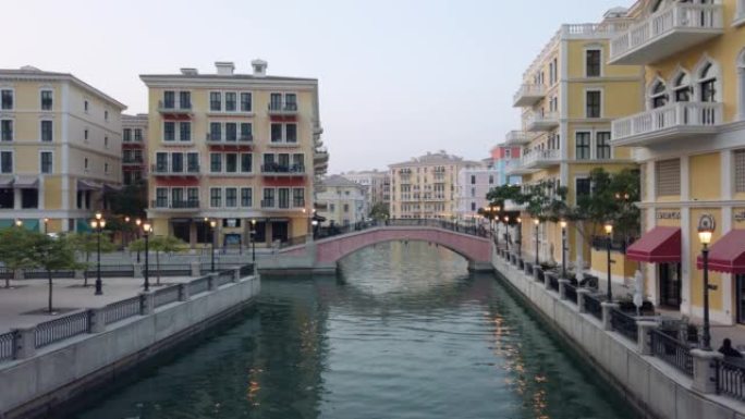 Qanat Quartier是一个小威尼斯，在多哈的卡塔尔珍珠上有桥梁复制品