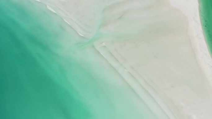 空中无人机拍摄了带有绿色水域的沙滩