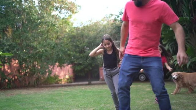 父亲和女儿在后院踢足球