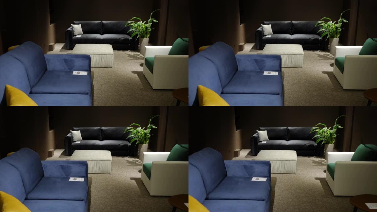 舒适的高品质软沙发在室内出售，没有人宽镜头。在黑色星期五，实时摄像机在家具沙龙中左右移动。服务和消费