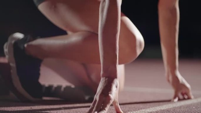 慢动作女赛跑者在体育场的黑暗中近距离特写职业赛跑者竞技