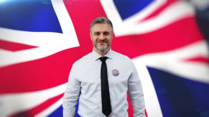 快乐的英国政客戴着投票按钮微笑，国旗背景，选举