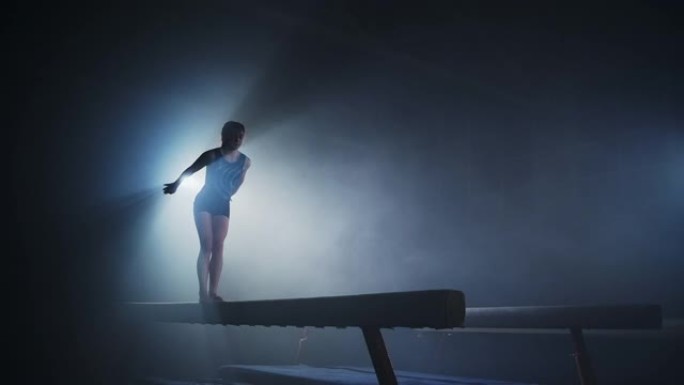 儿童体育学校艺术体操比赛，少女在平衡木上表演，剪影