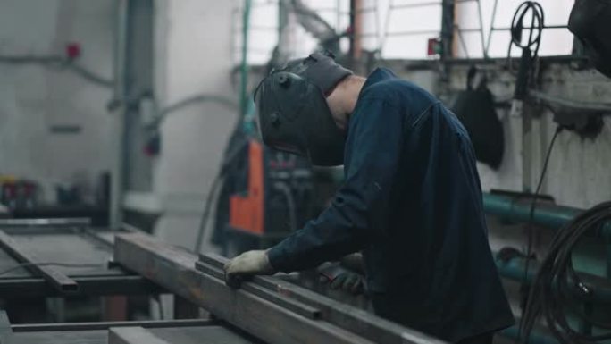 工作焊机以慢动作通过气体或电焊连接金属零件。钢铁生产工作