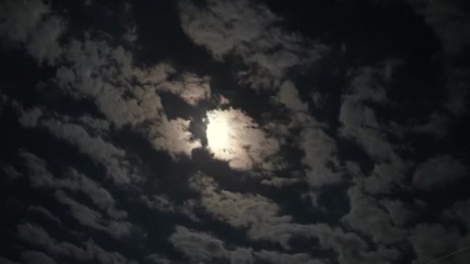 夜晚满月，云在移动，时间流逝