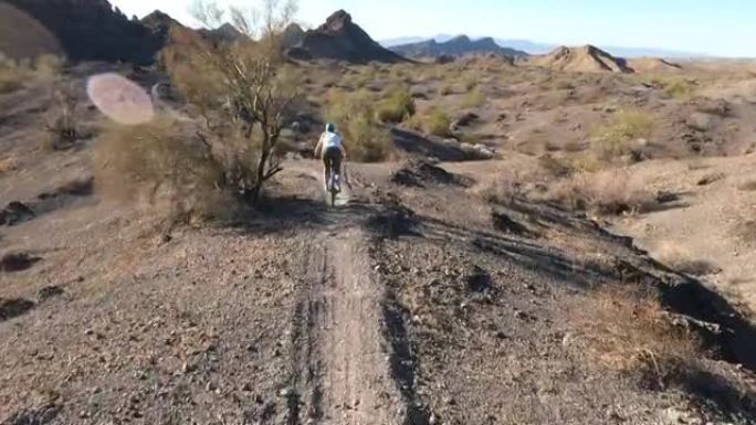 沿着沙漠小径的女子山地自行车