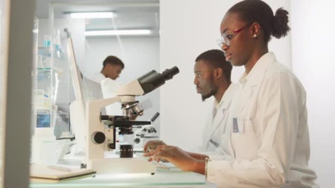 非洲民族，显微镜的女科学家。与团队一起研究医学样本