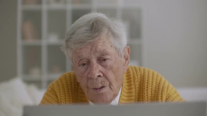 老妇人使用笔记本电脑与孙女进行视频通话。与医生的视频会议