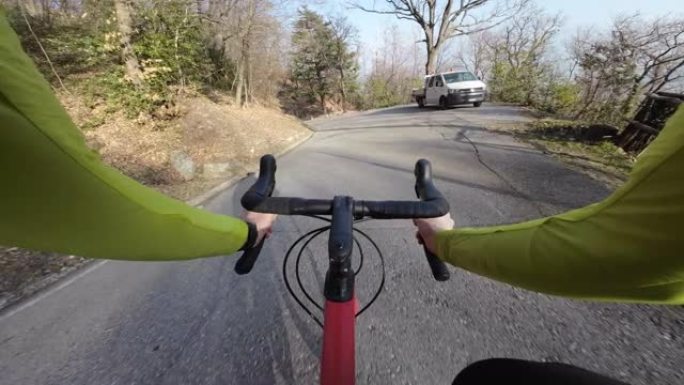 第一人称视角骑在山路上的公路赛车自行车，晴天