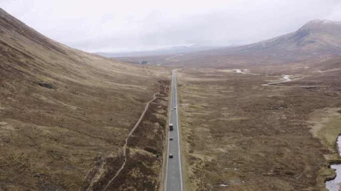 穿越苏格兰高地开阔的高沼地的漫长道路的航拍