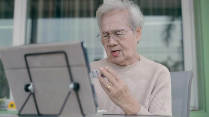 资深女性通过数字平板电脑讨论医生