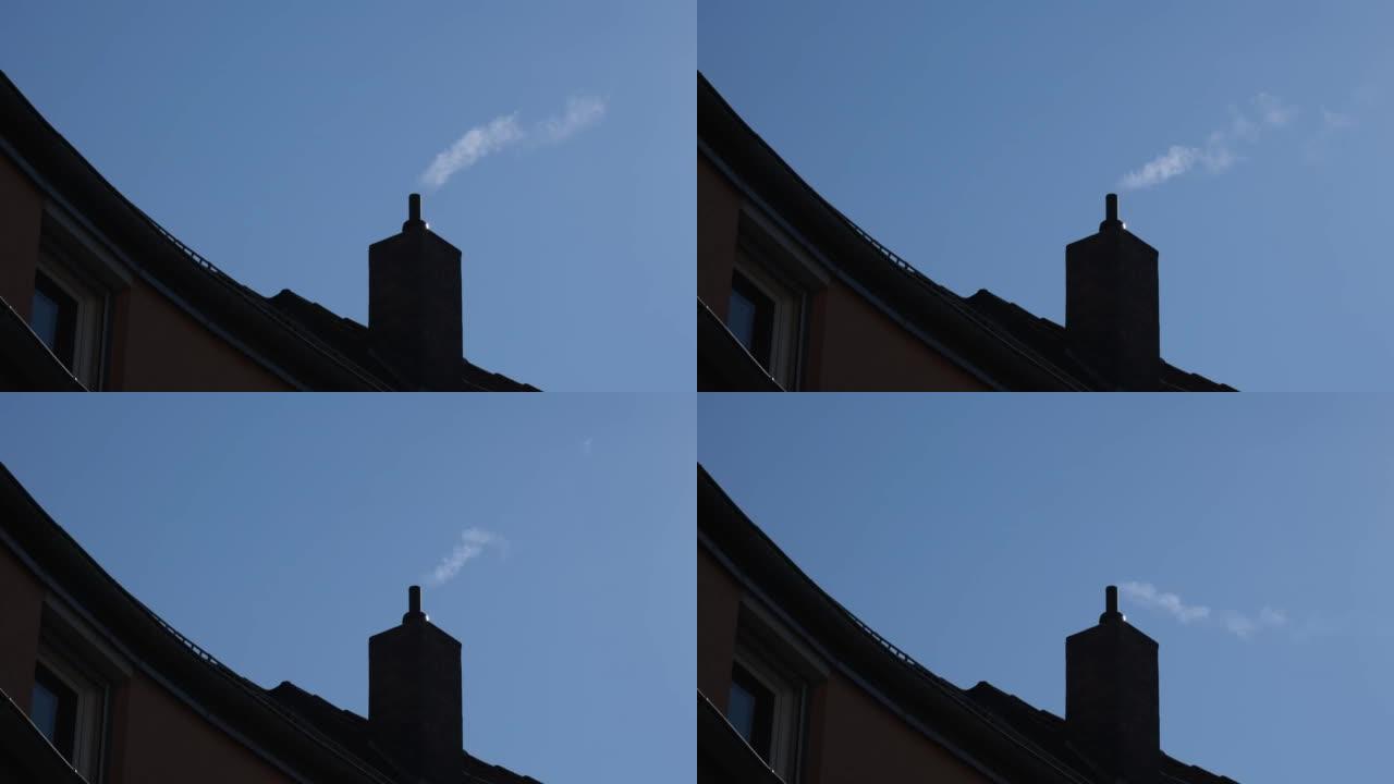 在湛蓝的天空中冒烟的烟囱