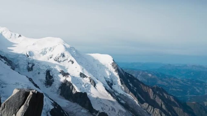 勃朗峰峰会全景。冰山和雪覆盖的尖峰