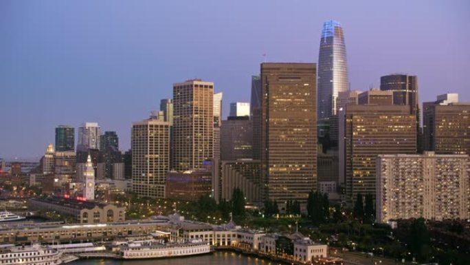 空中旧金山渡轮大楼及金融区晚间