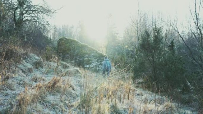 女人在寒冷的冬天户外徒步旅行: 挪威的冒险