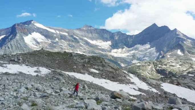 从上面看雄伟的阿尔卑斯山。冰山和雪覆盖的尖峰