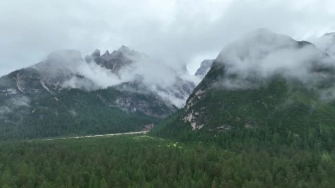 空中无人机拍摄了多洛米蒂与福雷斯，白云岩山脉，白云岩阿尔卑斯山或白云岩阿尔卑斯山的雾状松树树林，是位