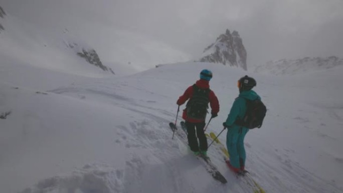 两个滑雪者站在斜坡的起点