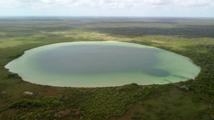 空中无人机拍摄了一个浅湖，周围是两个码头和绿水的植被
