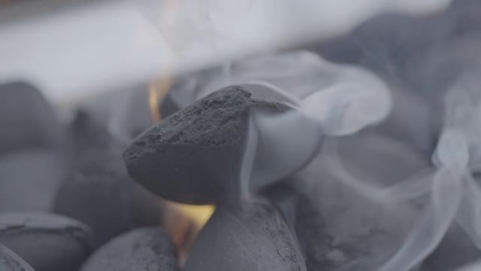 煤在火坑上燃烧的细节照片
