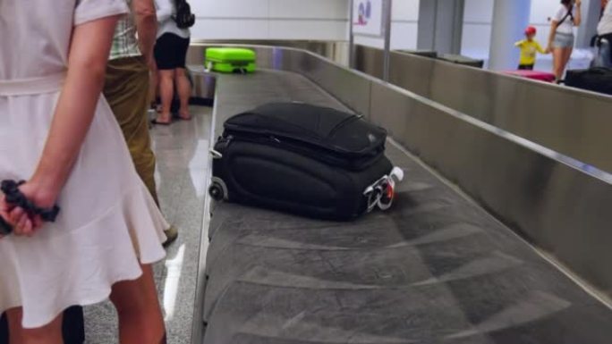 女乘客在机场等行李。