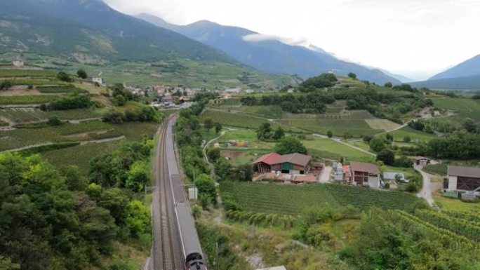 山上火车和葡萄园的风景