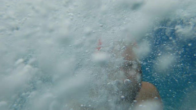 一名男子从船上在夏天的大海中跳跃和潜水的自拍视频