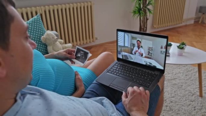 丈夫和怀孕的妻子与医生进行视频通话