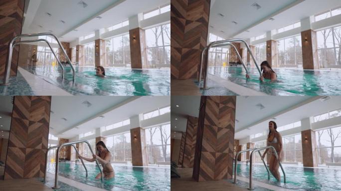 现代水疗中心轻松愉快的女性游客，女士从室内游泳池出去