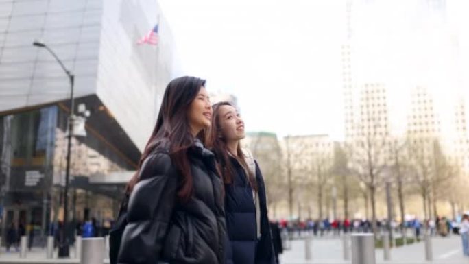 两个亚洲旅游女孩探索纽约
